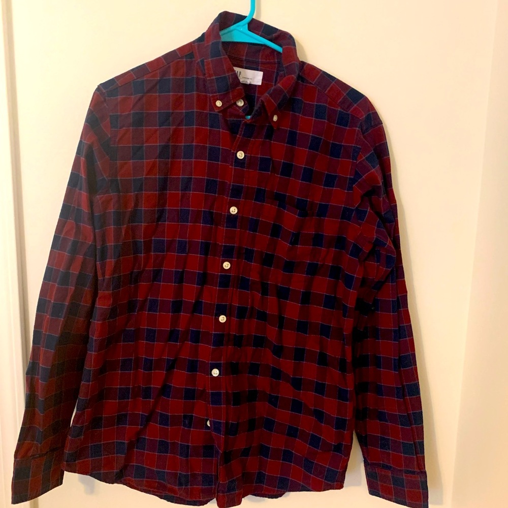 Men’s Gap red and navy plaid button down. Size S